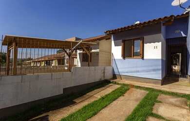 Imagem: A casa possui 2 Dormitórios, 1 Banheiro, 2 Vagas na garagem