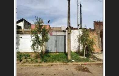 Imagem: A casa possui 2 Dormitórios, 1 Banheiro, 1 Vaga na garagem