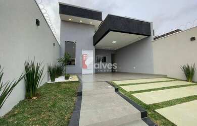 Imagem: A casa possui 3 Dormitórios, 2 Banheiros, 3 Vagas na garagem