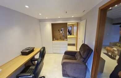 Imagem: A casa possui 4 Dormitórios, 5 Banheiros, 4 Vagas na garagem