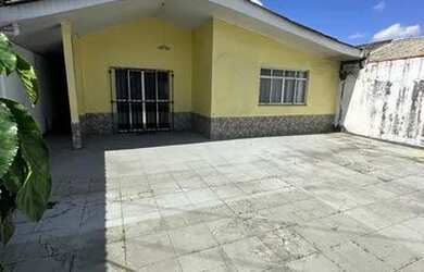 Imagem: A casa possui 3 Dormitórios, 3 Banheiros, 5 Vagas na garagem