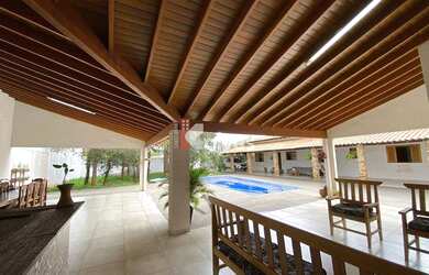 Imagem: A casa possui 2 Dormitórios, 4 Banheiros e 230m² de Área