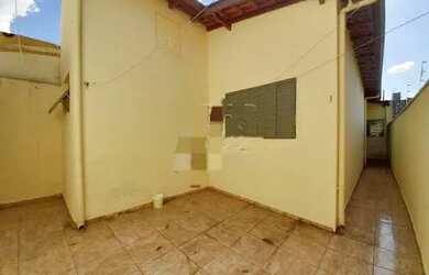 Imagem: A casa possui 2 Dormitórios, 2 Banheiros, 1 Vaga na garagem