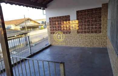 Imagem: A casa possui 3 Dormitórios, 1 Banheiro, 1 Vaga na garagem