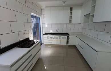 Imagem: A casa possui 3 Dormitórios, 3 Banheiros, 2 Vagas na garagem