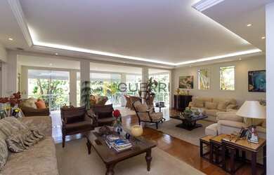 Imagem: A casa possui 5 Dormitórios, 5 Banheiros, 4 Vagas na garagem