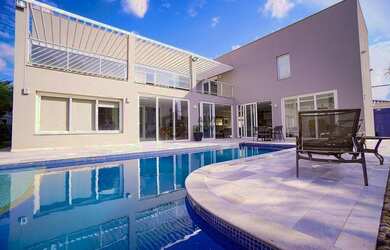 Imagem: A casa em condomínio possui 5 Dormitórios, 5 Banheiros, 5