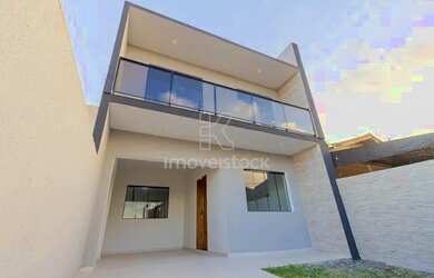 Imagem: A casa possui 3 Dormitórios, 3 Banheiros, 2 Vagas na garagem