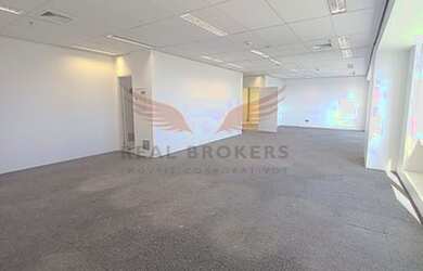 Imagem: O depósito possui 4 Vagas na garagem e 108m² de Área e está