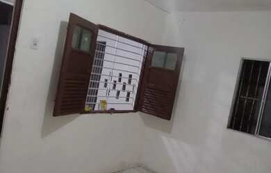 Imagem: A casa possui 2 Dormitórios, 1 Banheiro, 1 Vaga na garagem