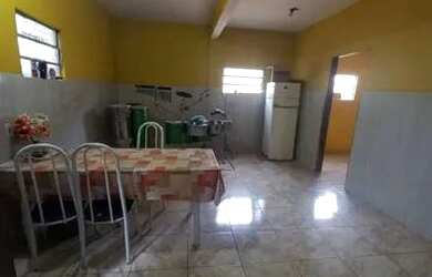 Imagem: A casa possui 3 Dormitórios, 1 Banheiro, 2 Vagas na garagem