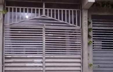 Imagem: A casa possui 2 Dormitórios, 2 Banheiros, 1 Vaga na garagem