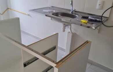 Imagem: O apartamento possui 2 Dormitórios, 1 Banheiro, 1 Vaga na garagem