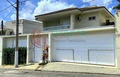 Imagem: A casa possui 3 Dormitórios, 5 Banheiros, 4 Vagas na garagem