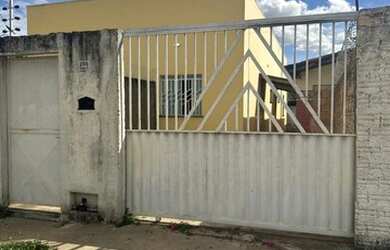 Imagem: A casa possui 2 Dormitórios, 1 Banheiro, 1 Vaga na garagem