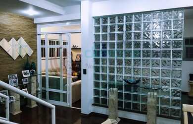 Imagem: A casa possui 4 Dormitórios, 5 Banheiros, 4 Vagas na garagem