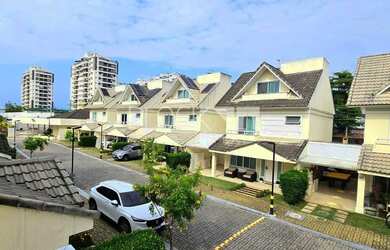 Imagem: A casa em condomínio possui 4 Dormitórios, 5 Banheiros, 2
