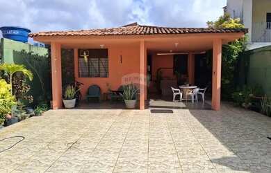 Imagem: A casa possui 3 Dormitórios, 2 Banheiros, 198m² de Área e