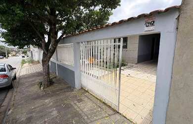 Imagem: A casa possui 4 Dormitórios, 2 Banheiros, 4 Vagas na garagem