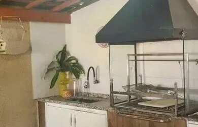 Imagem: A casa possui 2 Dormitórios, 1 Banheiro, 2 Vagas na garagem