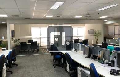 Imagem: O depósito possui 5 Vagas na garagem e 477m² de Área e está