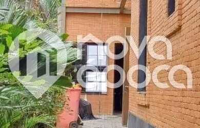 Imagem: A casa possui 5 Dormitórios, 5 Banheiros, 2 Vagas na garagem