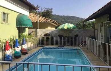 Imagem: A casa possui 3 Dormitórios, 3 Banheiros, 4 Vagas na garagem