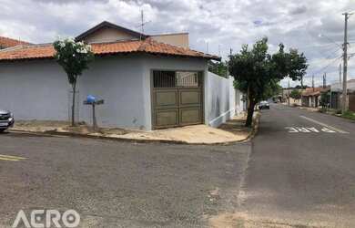 Imagem: A casa possui 4 Dormitórios, 2 Banheiros, 2 Vagas na garagem