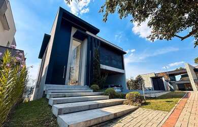 Imagem: A casa em condomínio possui 4 Dormitórios, 5 Banheiros, 4