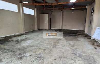 Imagem: O depósito possui 5 Vagas na garagem, 210m² de Área e está