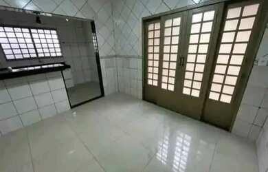 Imagem: A casa possui 2 Dormitórios, 1 Banheiro e está localizado