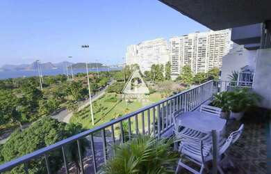 Imagem: O apartamento possui 4 Dormitórios, 3 Banheiros, 3 Vagas na