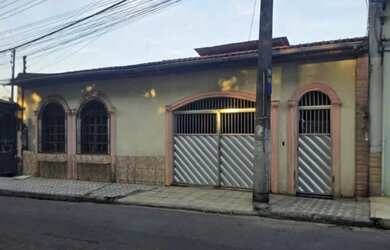 Imagem: A casa possui 3 Dormitórios, 5 Banheiros, 3 Vagas na garagem