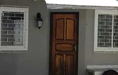 Imagem: A casa possui 2 Dormitórios, 1 Banheiro, 1 Vaga na garagem