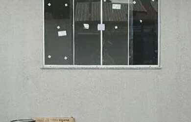 Imagem: A casa possui 2 Dormitórios, 1 Banheiro, 2 Vagas na garagem