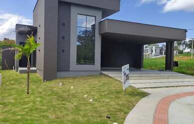 Imagem: A casa possui 3 Dormitórios, 3 Banheiros, 2 Vagas na garagem