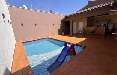 Imagem: A casa possui 4 Dormitórios, 4 Banheiros, 3 Vagas na garagem