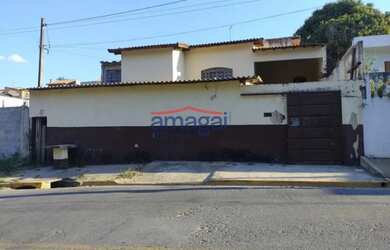 Imagem: A casa possui 4 Dormitórios, 3 Banheiros, 2 Vagas na garagem