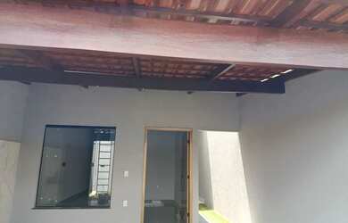 Imagem: A casa possui 2 Dormitórios, 2 Banheiros, 2 Vagas na garagem