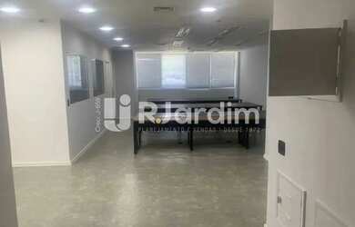 Imagem: O depósito possui 1 Vaga na garagem, 120m² de Área e está