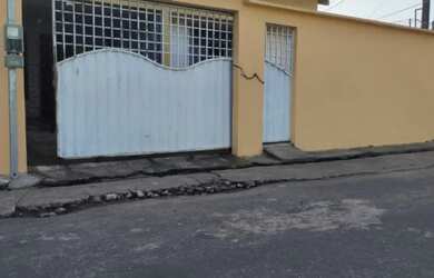 Imagem: A casa possui 4 Dormitórios, 2 Banheiros, 1 Vaga na garagem