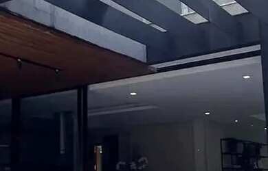 Imagem: A casa em condomínio possui 4 Dormitórios, 5 Banheiros, 4