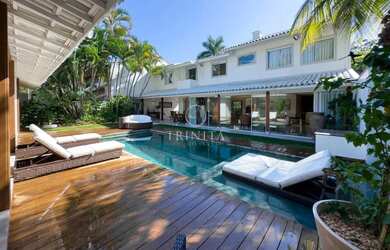 Imagem: A casa em condomínio possui 5 Dormitórios, 5 Banheiros, 2