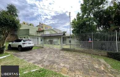 Imagem: A casa possui 3 Dormitórios, 3 Banheiros, 5 Vagas na garagem