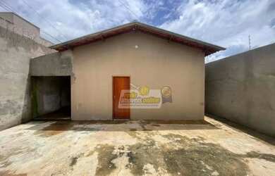 Imagem: A casa possui 2 Dormitórios, 2 Banheiros, 2 Vagas na garagem