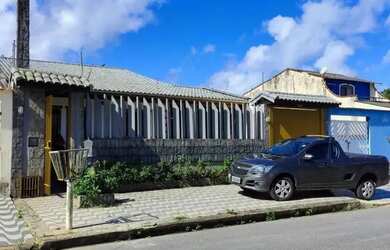 Imagem: A casa possui 3 Dormitórios, 3 Banheiros, 5 Vagas na garagem