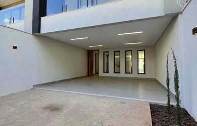 Imagem: A casa possui 3 Dormitórios, 4 Banheiros, 2 Vagas na garagem