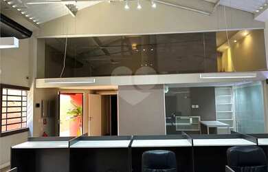 Imagem: O depósito possui 5 Vagas na garagem, 400m² de Área e está