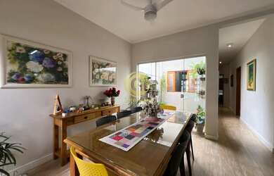 Imagem: A casa possui 3 Dormitórios, 2 Banheiros, 2 Vagas na garagem