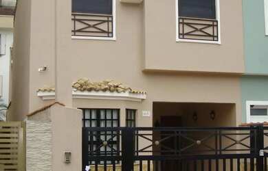 Imagem: A casa possui 3 Dormitórios, 4 Banheiros, 2 Vagas na garagem